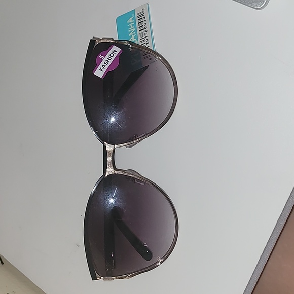 Brand New Womans Sunglasses - Picture 2 of 5